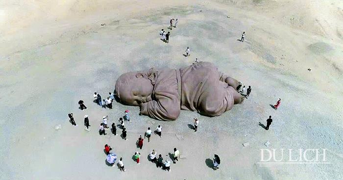 Bức tượng em bé khổng lồ nằm giữa sa mạc Trung Quốc, tác phẩm điêu khắc này được đặt tên là “Đứa con của Đất” nằm trên tuyến đường nối liền hai địa danh du lịch nổi tiếng của Trung Quốc là Đôn Hoàng hang động Ngọc Lâm.